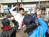 ボランティア活動として、茨城県西地区の有志で組織した調査研究グループで、地元の学童野球チームや中学校野球部等を対象に、超音波観察装置を使って野球肘検診を行っています。そして、実際に保護者様や指導者様、子供たち自身に肘の状態をモニターを通して見ていただき、これから野球をする上での投球フォームの重要性を説明し、正しい身体の使い方等もあわせて指導しています。